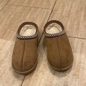 UGG®
Unisex Tasman II, Chestnut, Size 4.
